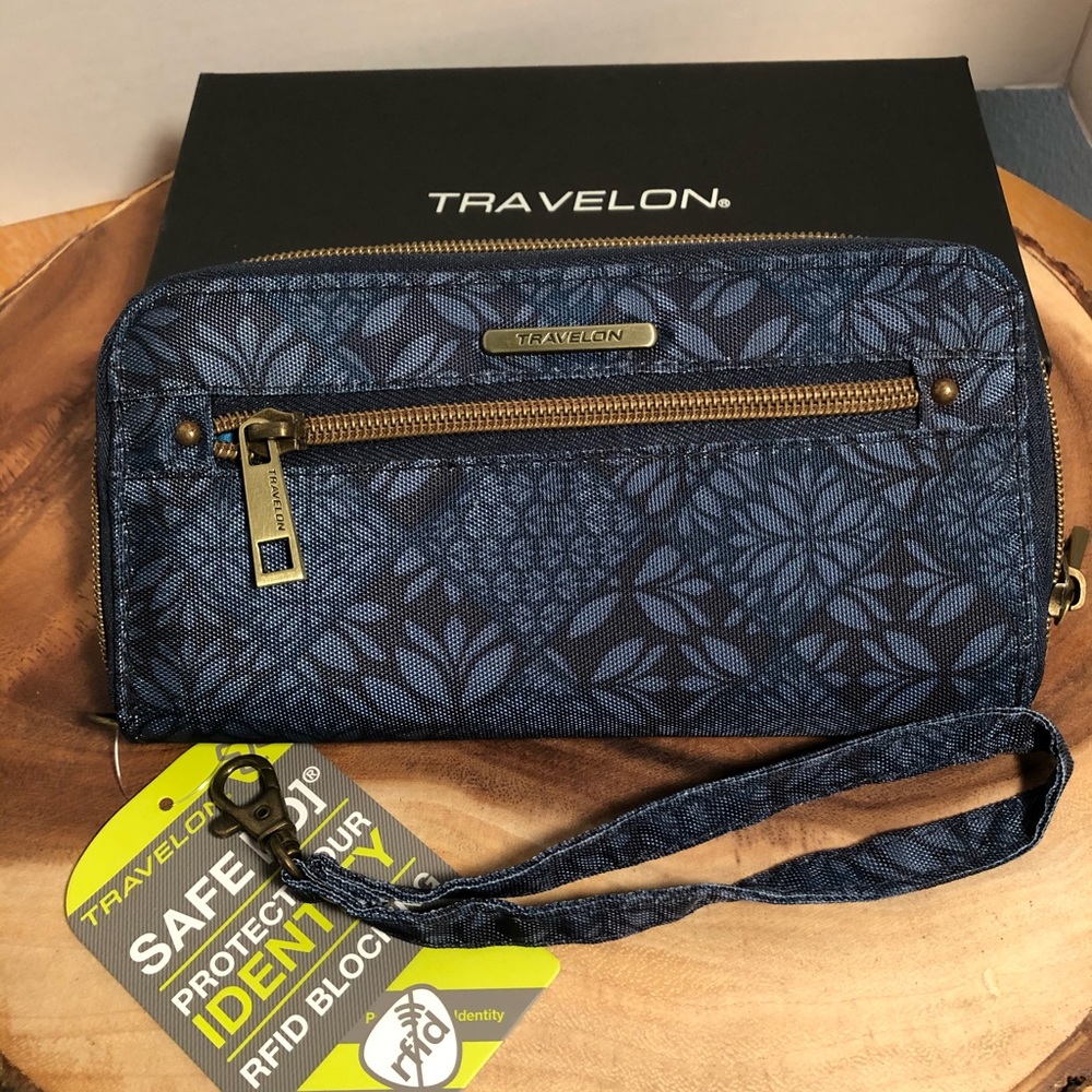 NWT Navy Floral TRAVELON RIFD Protected Wristlet
